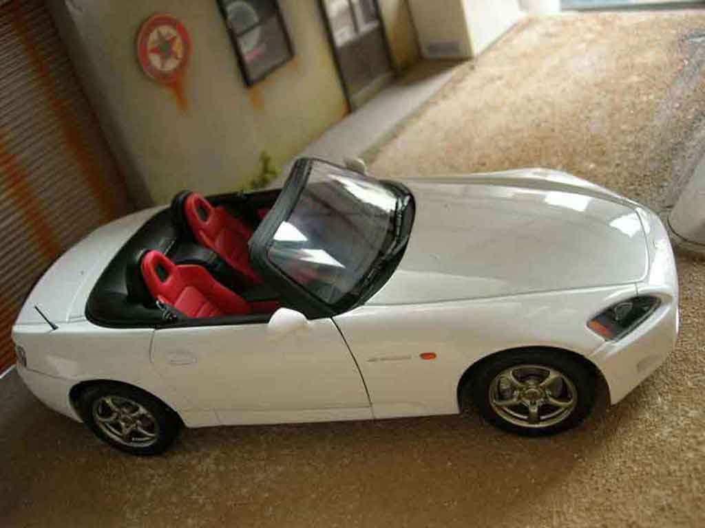Honda S2000 Base wit 1/18 Autoart