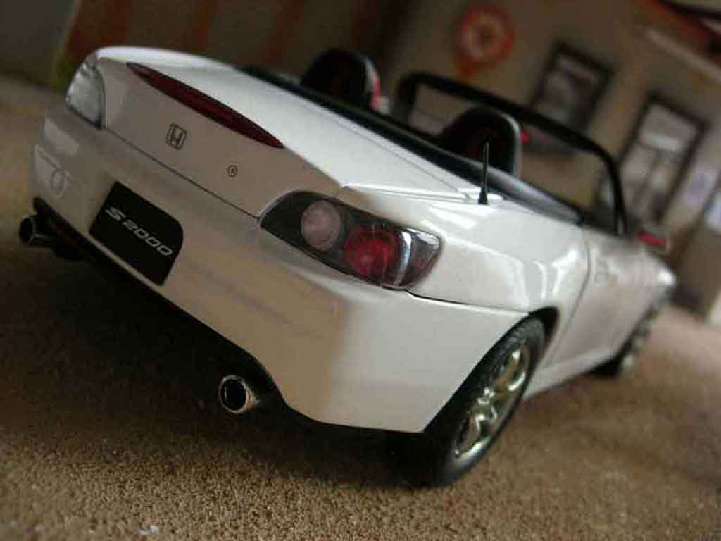 Honda S2000 Base wit 1/18 Autoart