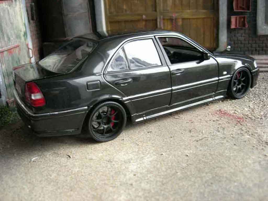 Mercedes Classe C AMG 36 zwart 1/18 Ut Models