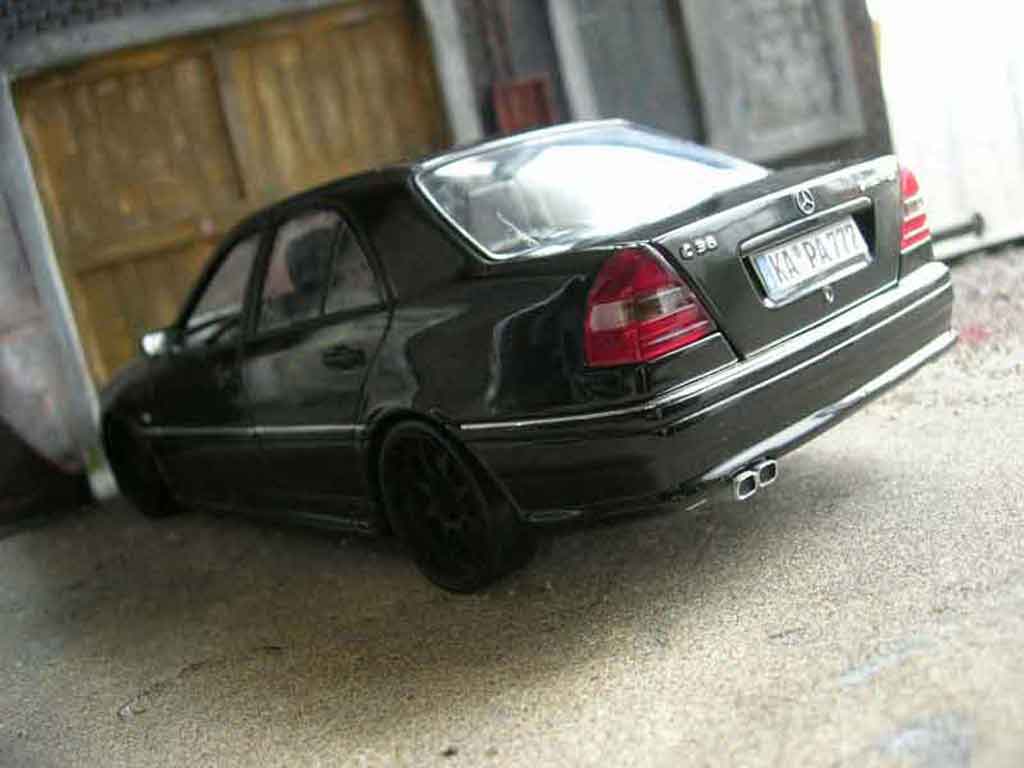 Mercedes Classe C AMG 36 zwart 1/18 Ut Models