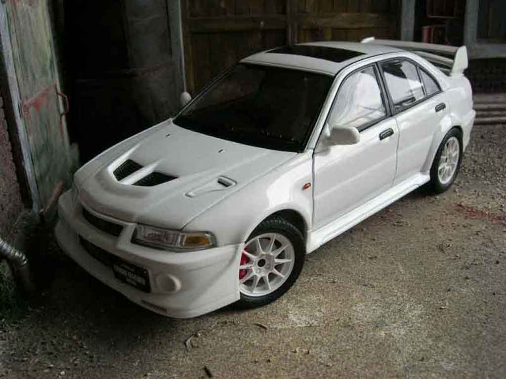 Mitsubishi Lancer Evolution VI makinen edition wit 1/18 Autoart