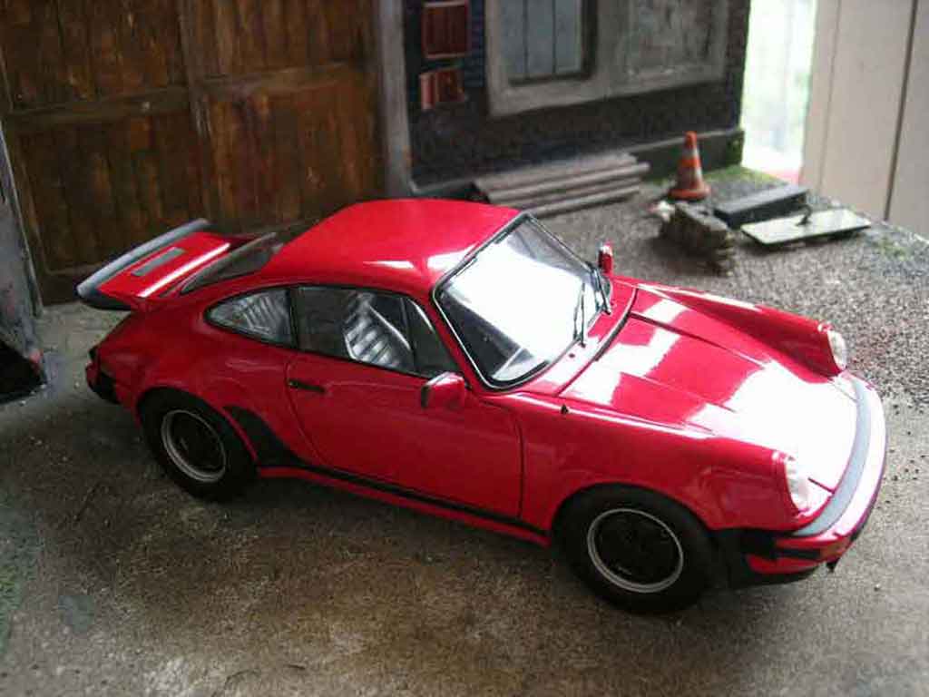 Porsche 911 Turbo 3.0 rood 1/18 Norev