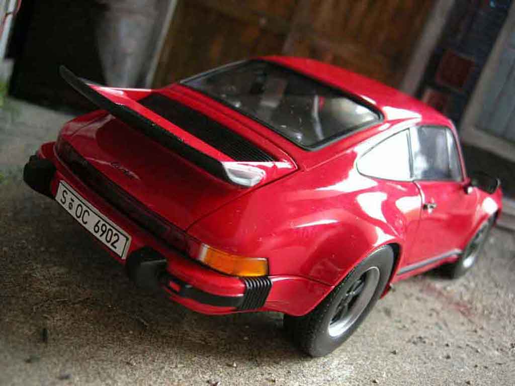 Porsche 911 Turbo 1/18 Norev Turbo 3.0 rood modelauto