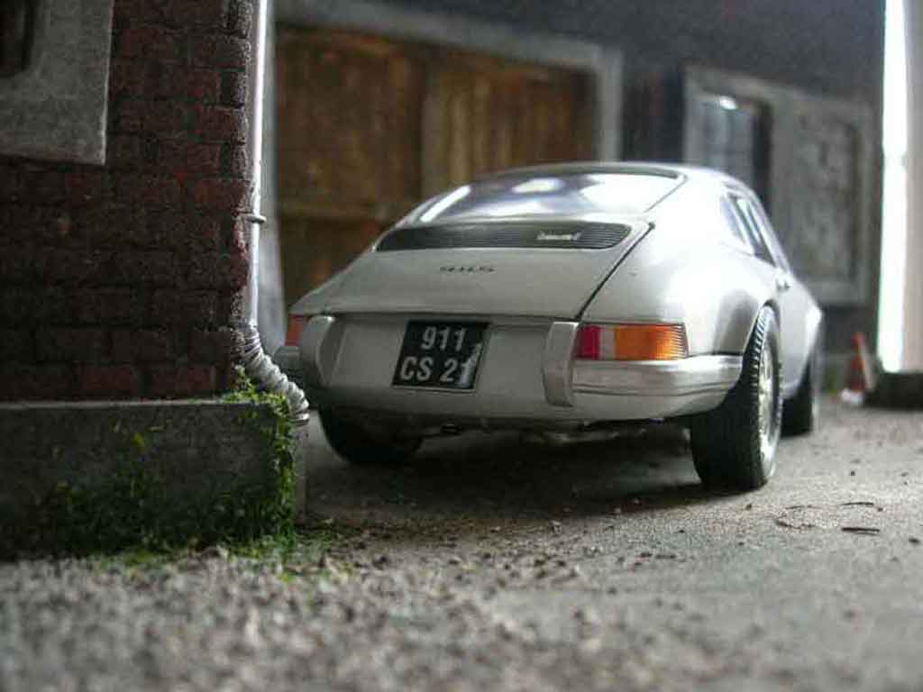 Porsche 911 2.4 ls grijs 1/18 Universal Hobbies