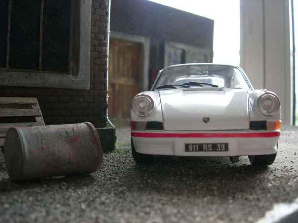 Porsche 911 RS 2.7 wit 1/18 Universal Hobbies