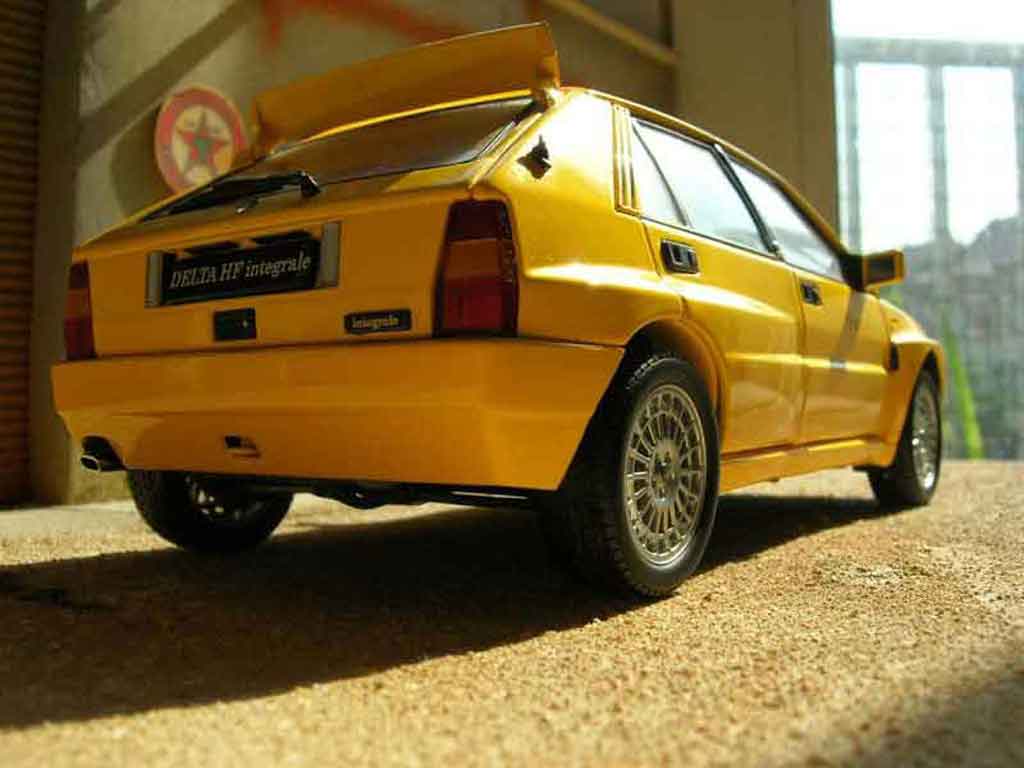 Lancia Delta HF Integrale evolution 2 geel 1/18 Kyosho