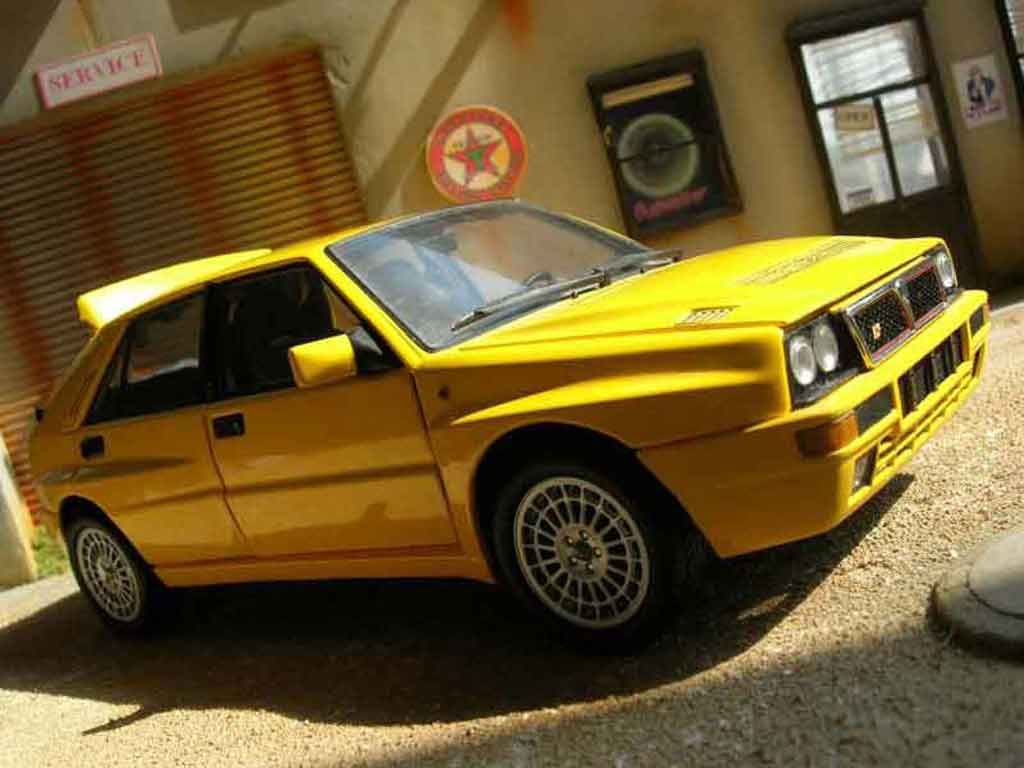 Lancia Delta HF Integrale 1/18 Kyosho HF Integrale evolution 2 geel modelauto