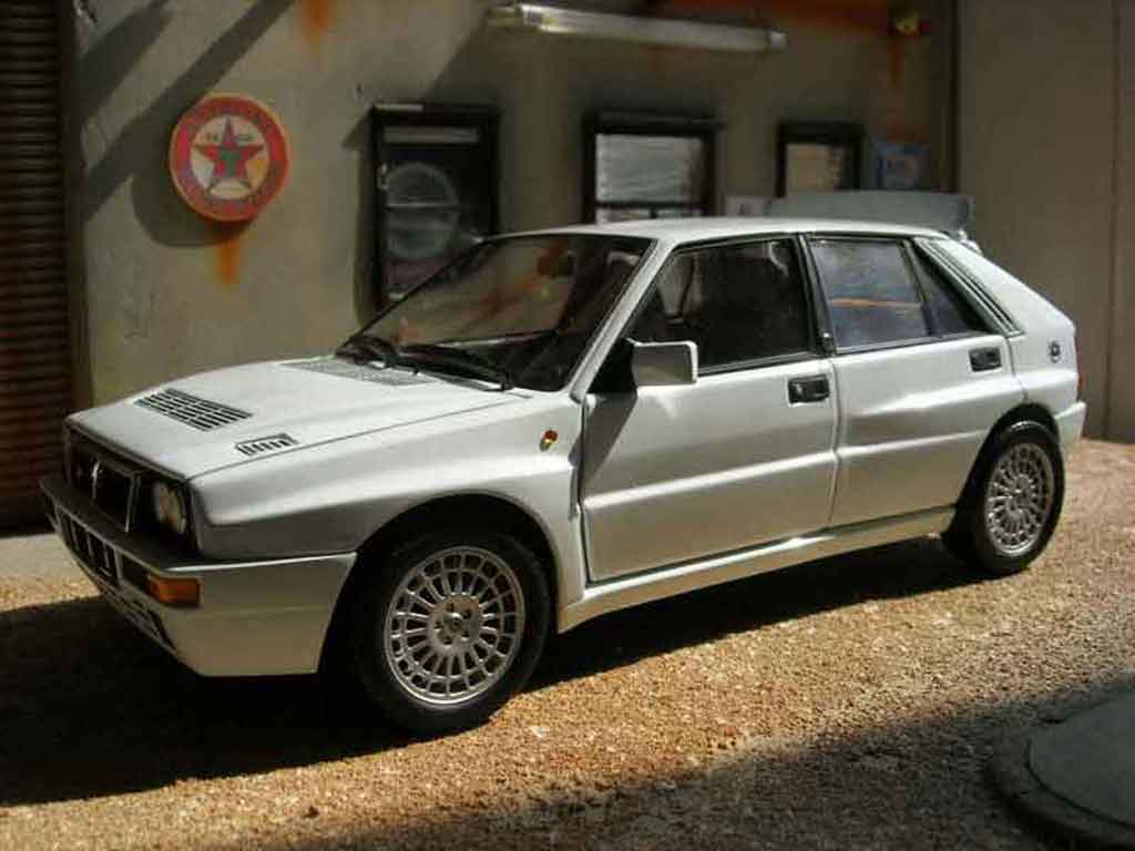Lancia Delta HF Integrale evolution 2 wit 1/18 Kyosho