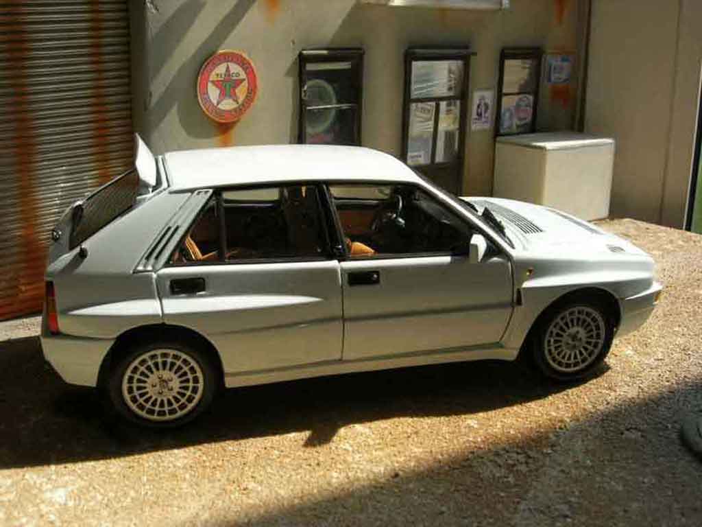 Lancia Delta HF Integrale evolution 2 wit 1/18 Kyosho