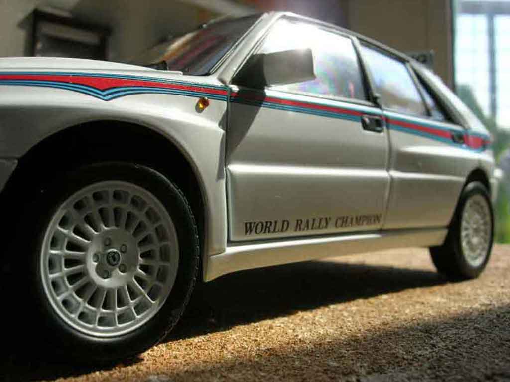 Lancia Delta HF Integrale 1/18 Kyosho HF Integrale evolution 2 martini modelauto