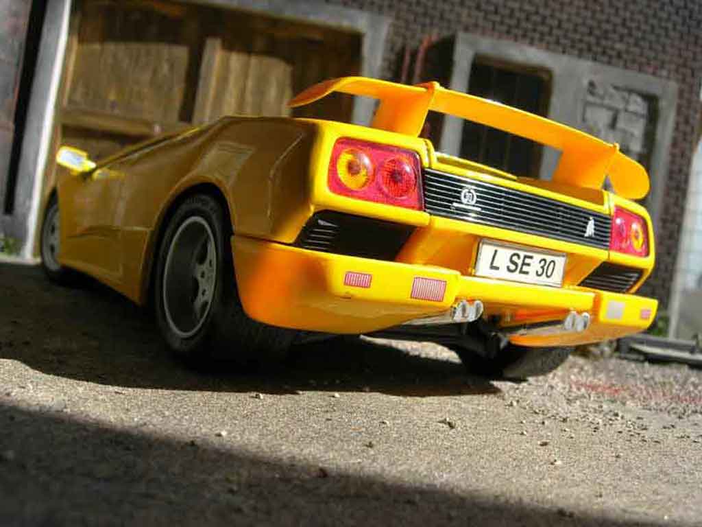 Lamborghini Diablo 1990 geel 1/18 Maisto