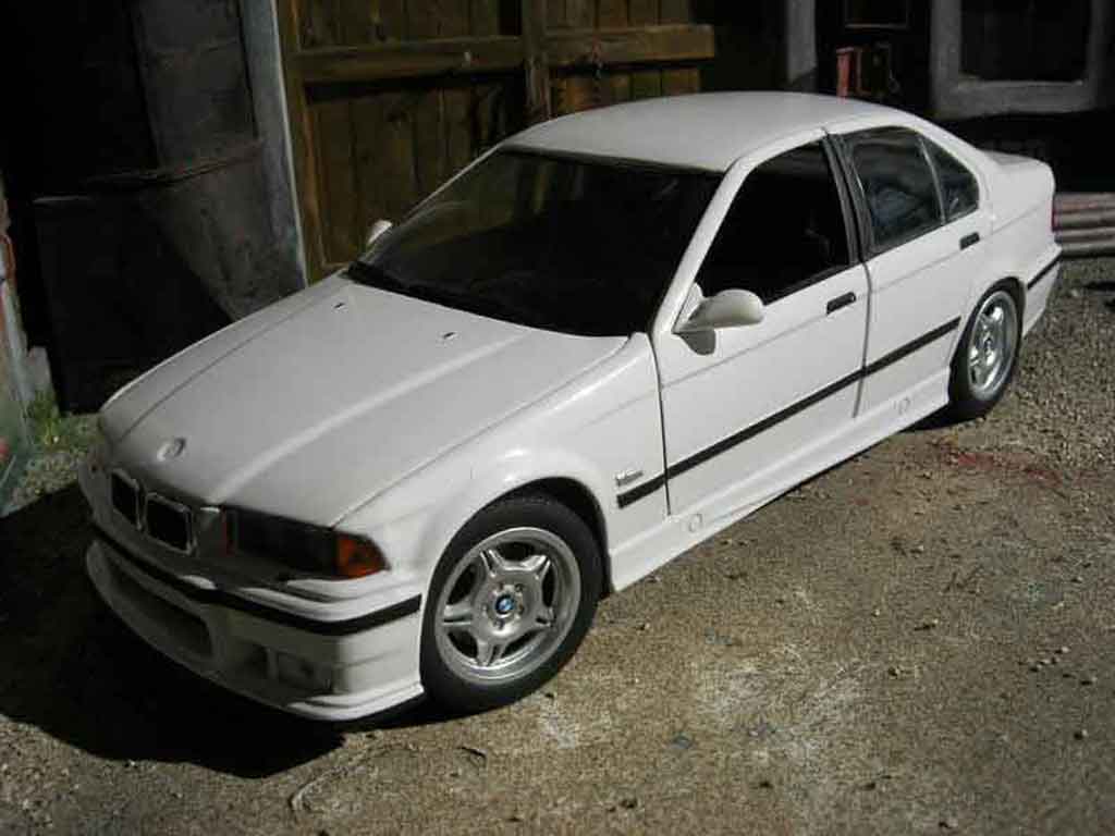 Bmw M3 E36 berline 1/18 Ut Models E36 sedan wit modelauto