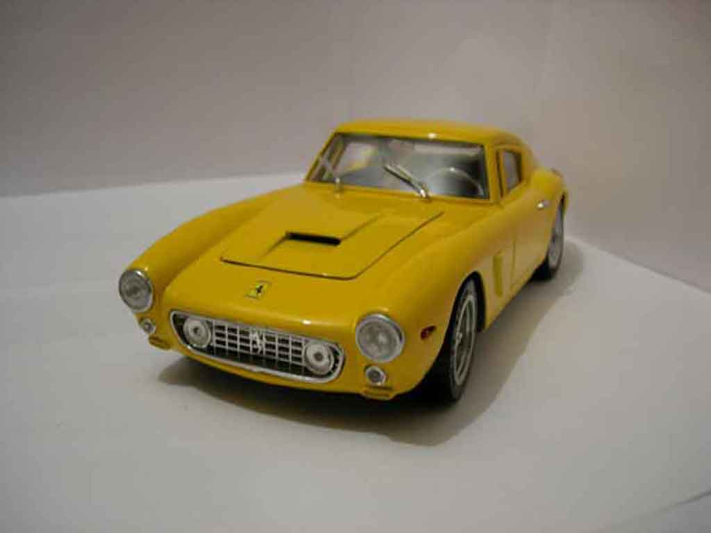 Ferrari 250 GT 1961 1/18 Universal Hobbies GT 1961 sedantte modelauto