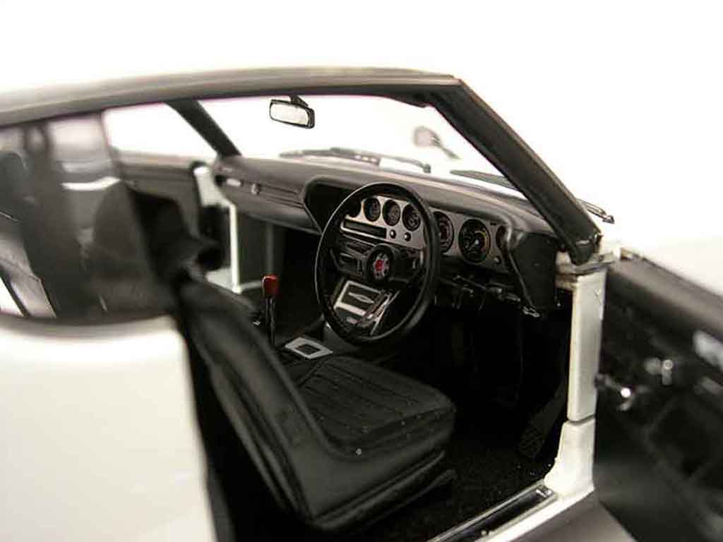 Nissan Skyline 2000 gt-r street white kpgc 110 1/18 Kyosho