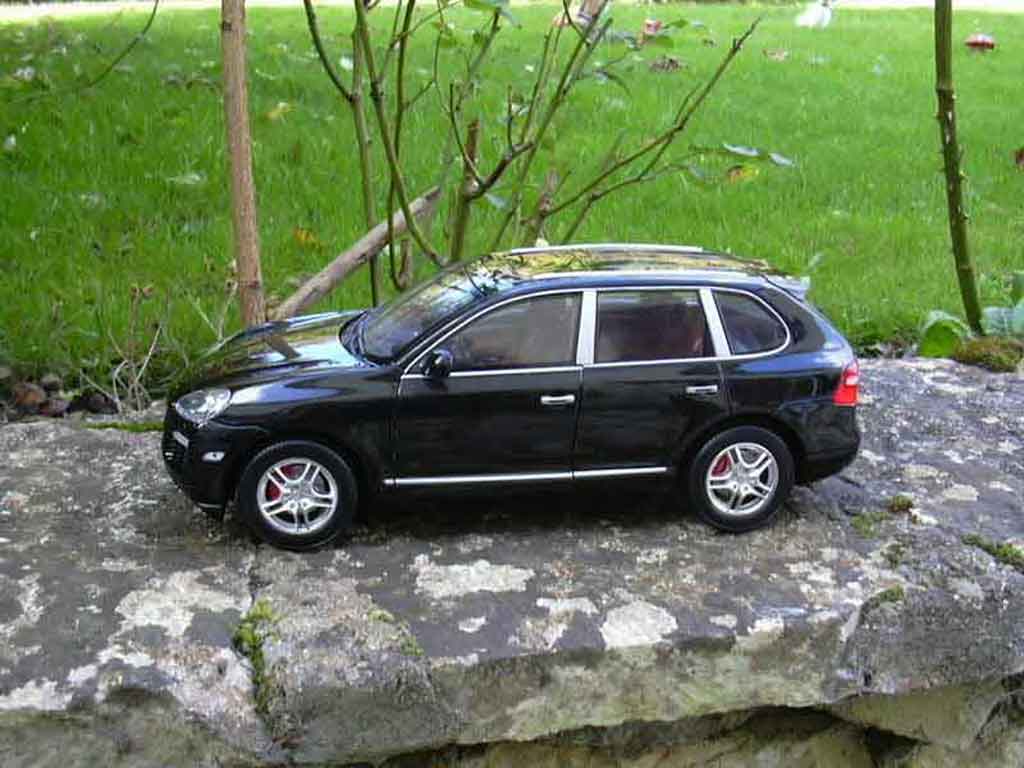 Porsche Cayenne Turbo S zwart 2007 1/18 Norev