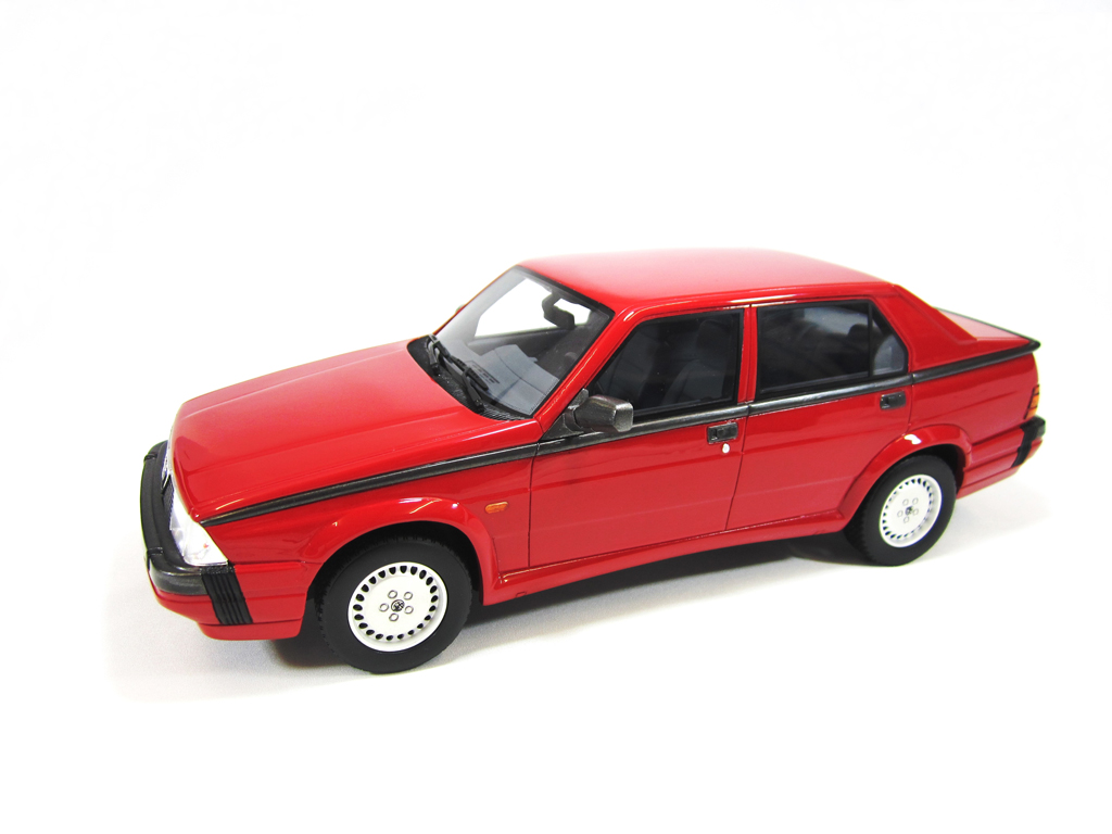 Alfa Romeo 75 3.0 v6 LM087 rood 1/18 Laudoracing Models