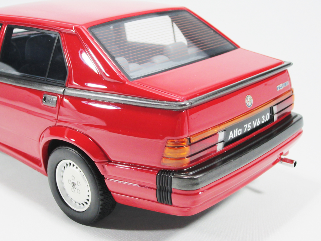 Alfa Romeo 75 3.0 v6 LM087 rood 1/18 Laudoracing Models