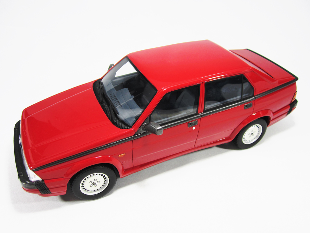 Alfa Romeo 75 3.0 v6 LM087 rood 1/18 Laudoracing Models