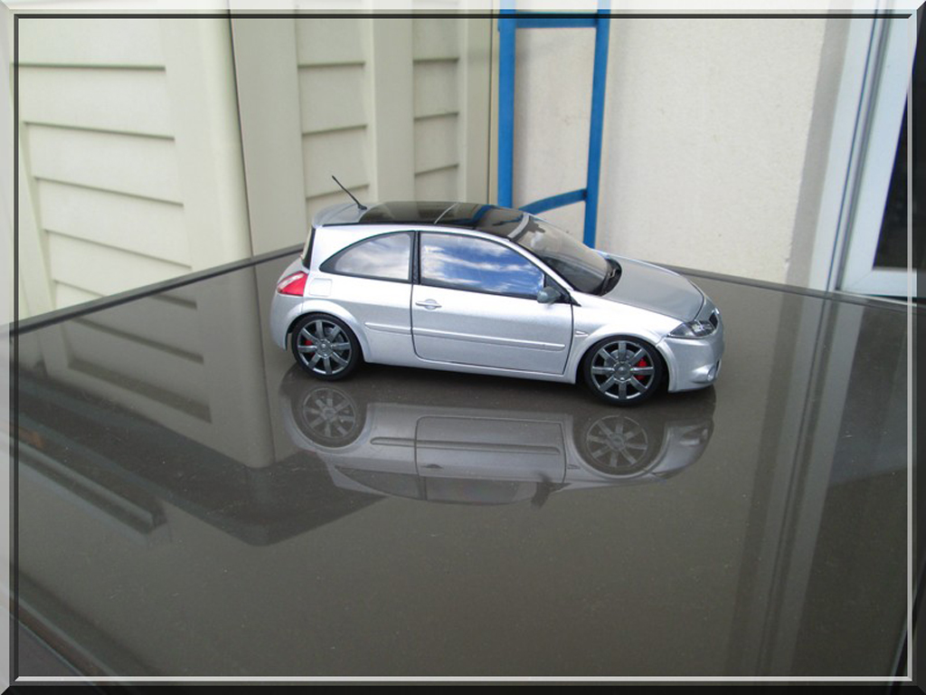 Renault Megane RS grijs 1/18 Burago