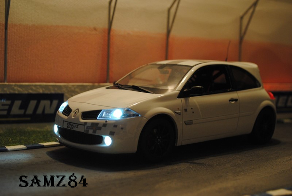 Renault Megane R26R 1/18 Ottomobile R26R wit Safety Car LED modelauto