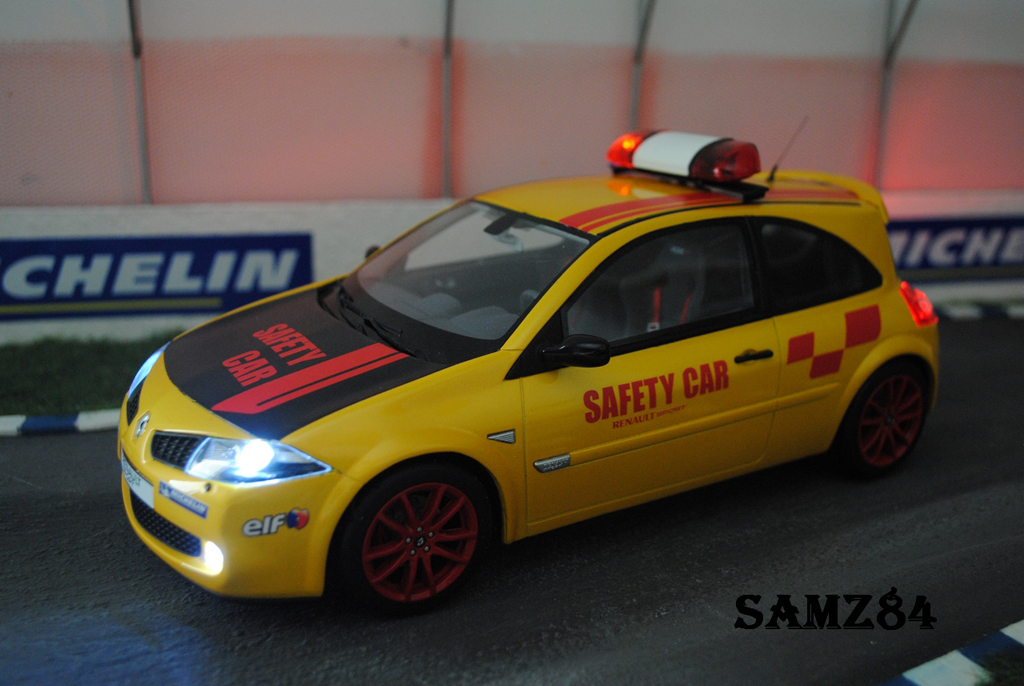 Renault Megane R26R Geel Sirius Safety Car 1/18 Ottomobile