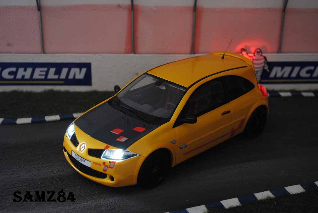 Renault Megane R26R 1/18 Ottomobile R26R Geel Sirius LED modelauto