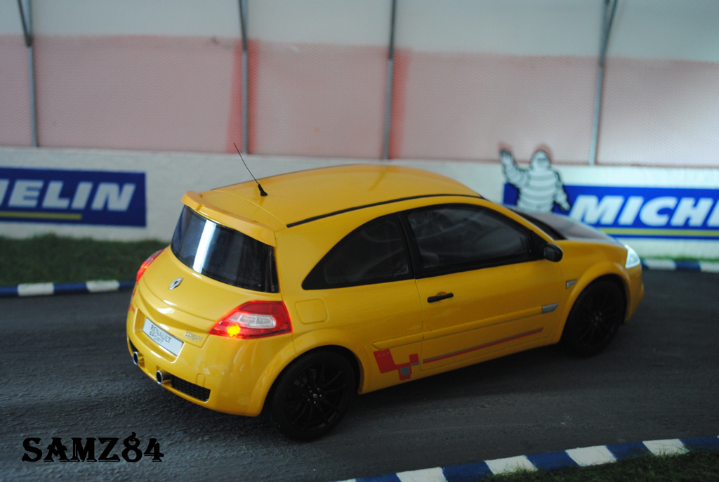 Renault Megane R26R Geel Sirius LED 1/18 Ottomobile