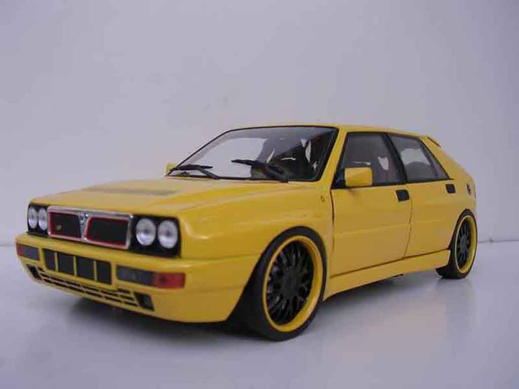 Lancia Delta HF Integrale 1/18 Kyosho HF Integrale evolution 2 geel jantes bbs zwarts modelauto