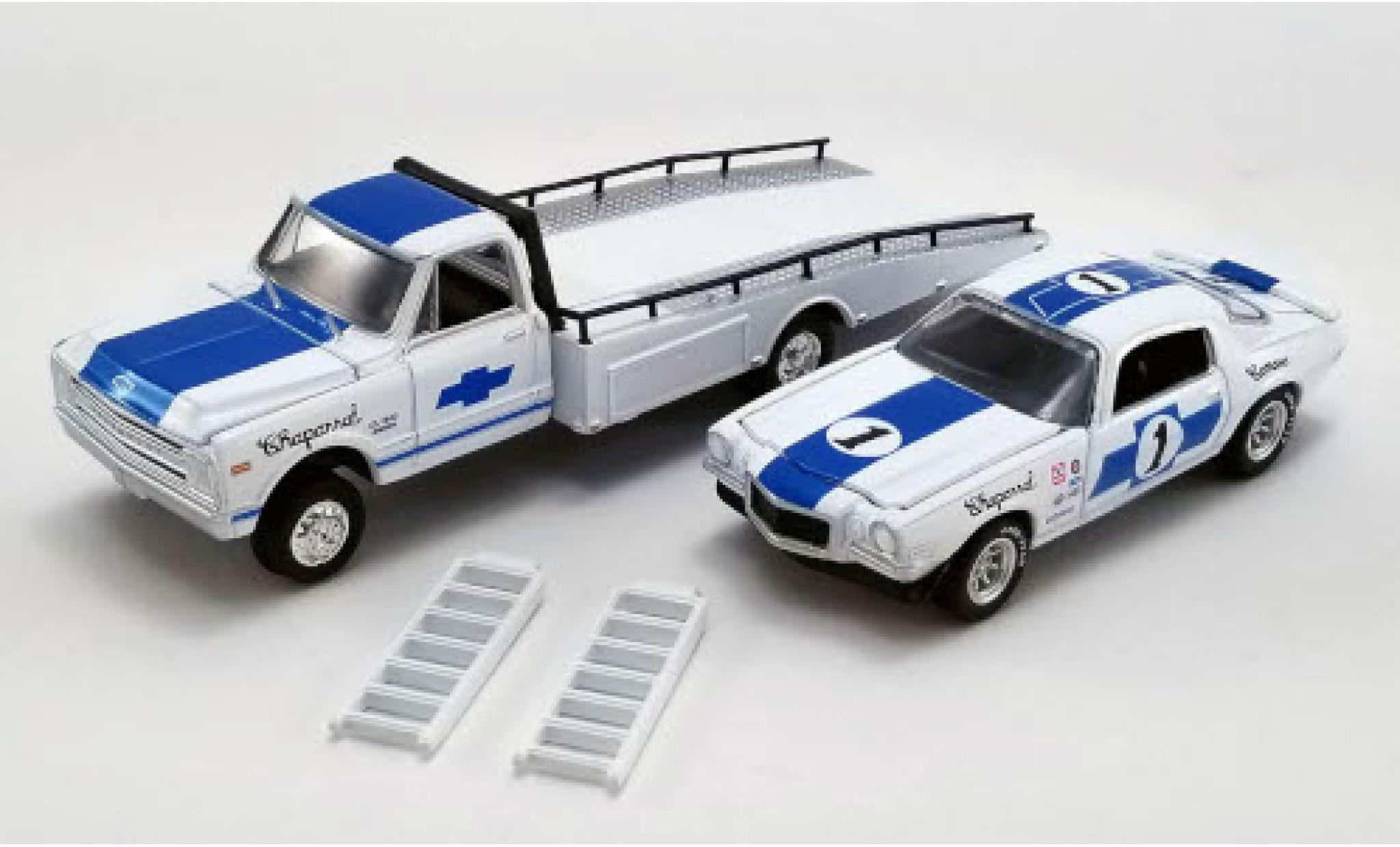Chevrolet C-30 1/64 ACME Ramp Truck wit/blauw Chaparral 1967 avec 1970 Trans Am Camaro et Rampes de chargement modelauto