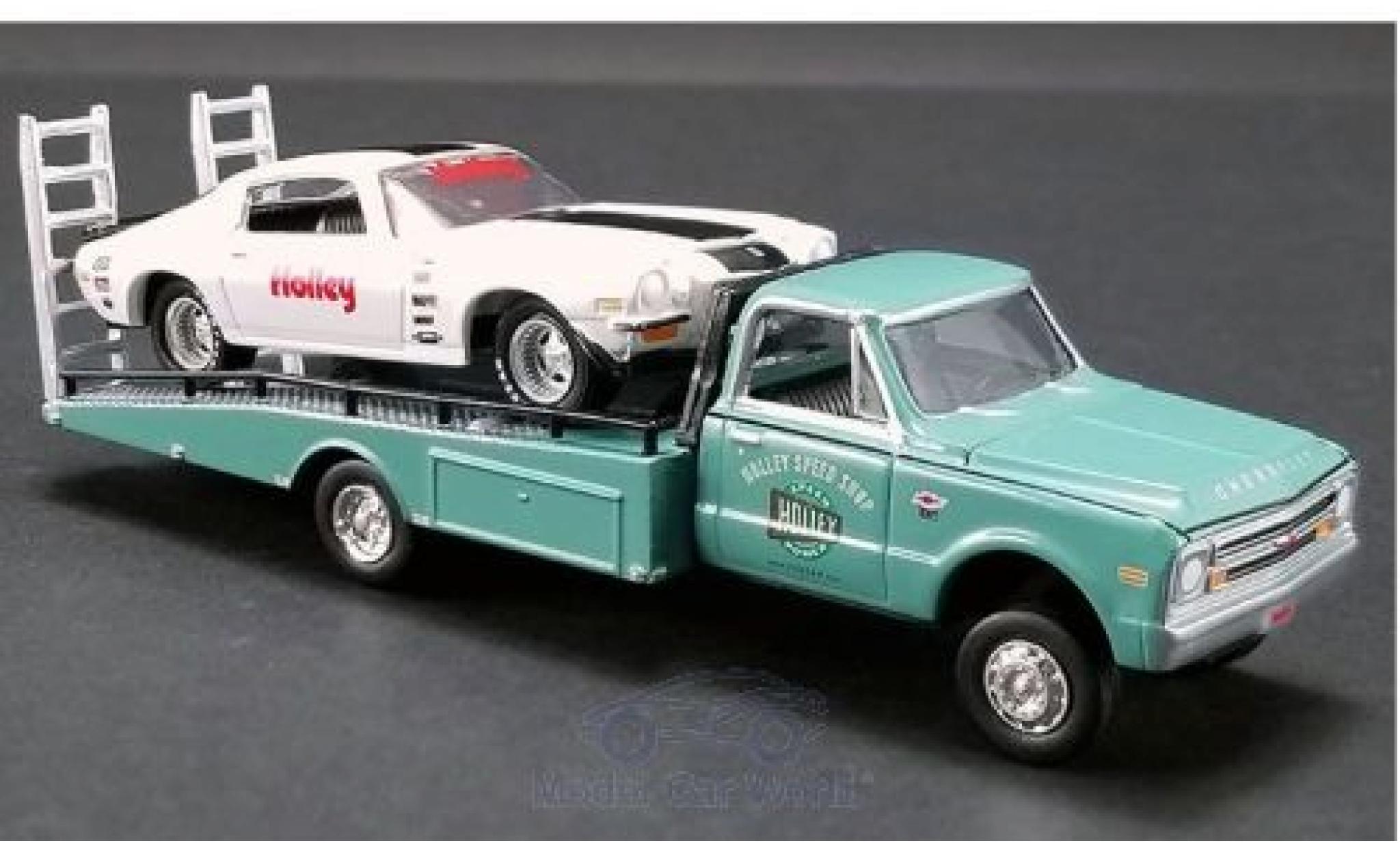 Chevrolet Camaro 1/64 ACME Z/28 wit/groen Holley 1971 mit C-30 Ramp Truck modelauto