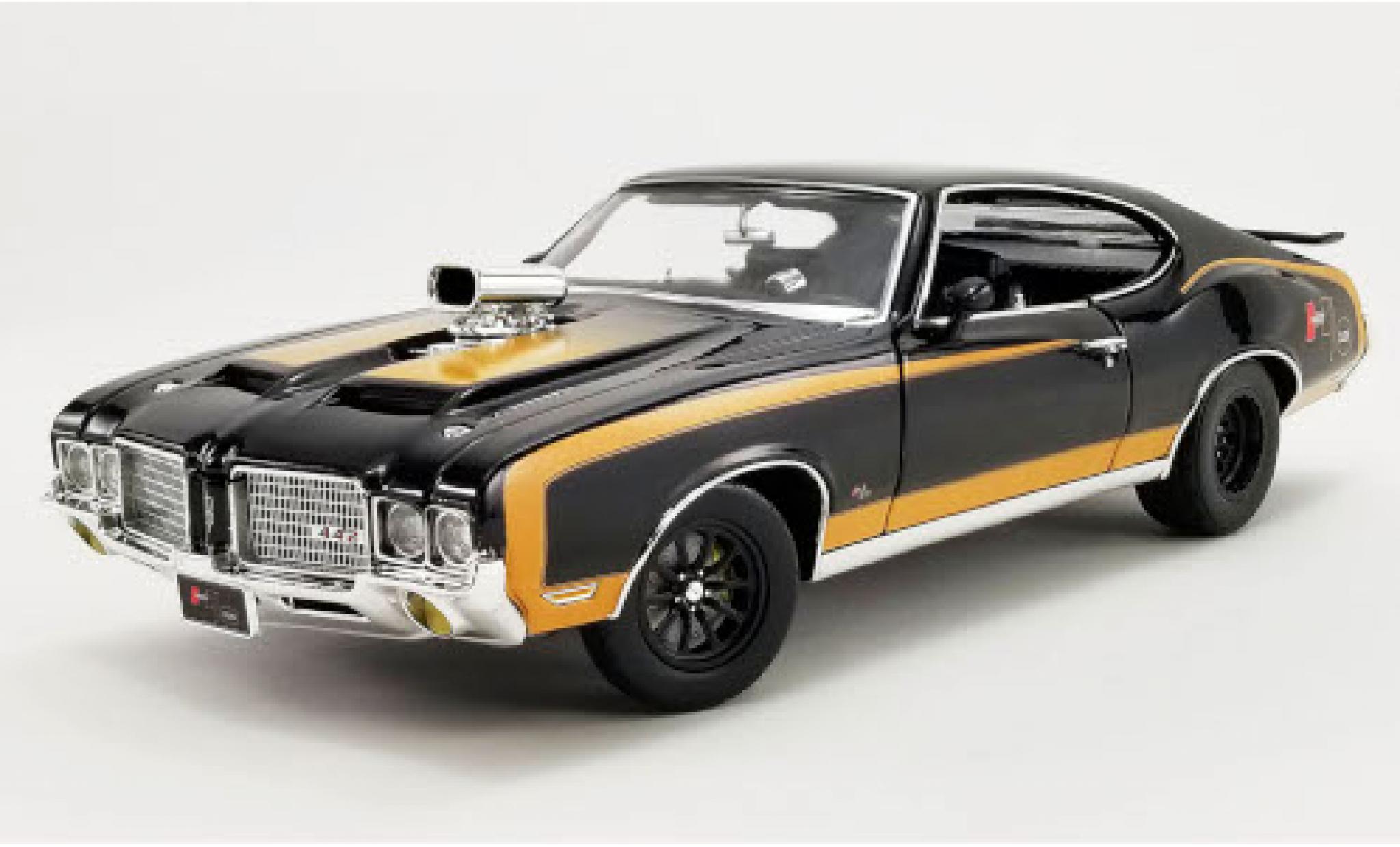 Oldsmobile 442 1/18 ACME Hurst Drag Outlaw zwart/gold 1972 modelauto