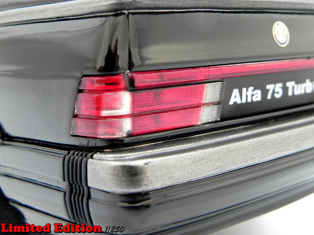 Alfa Romeo 75 turbo 1.8 Q.V. LM087A zwart 1/18 Laudoracing Models