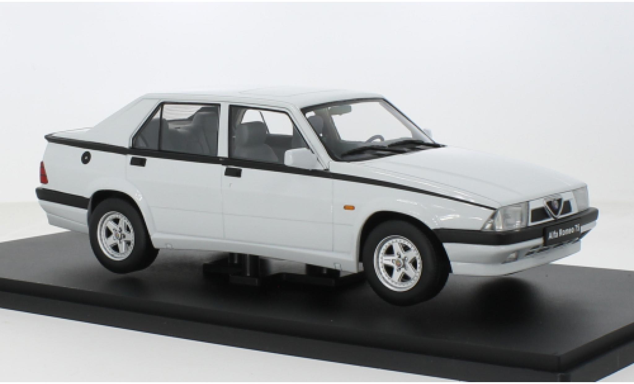 Alfa Romeo 75 1/18 Triple 9 Collection wit Triple 9 Coll 1:18 modelauto
