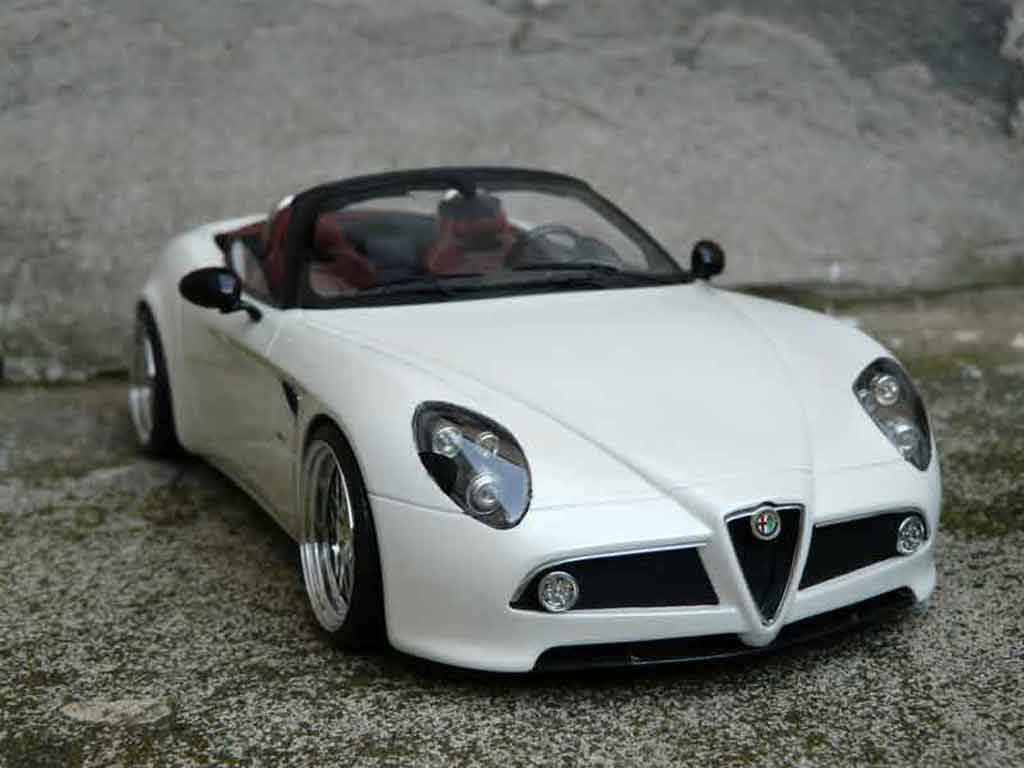 Alfa Romeo 8C Competizione 1/18 MR Collection Competizione spider mr wit jantes alu modelauto