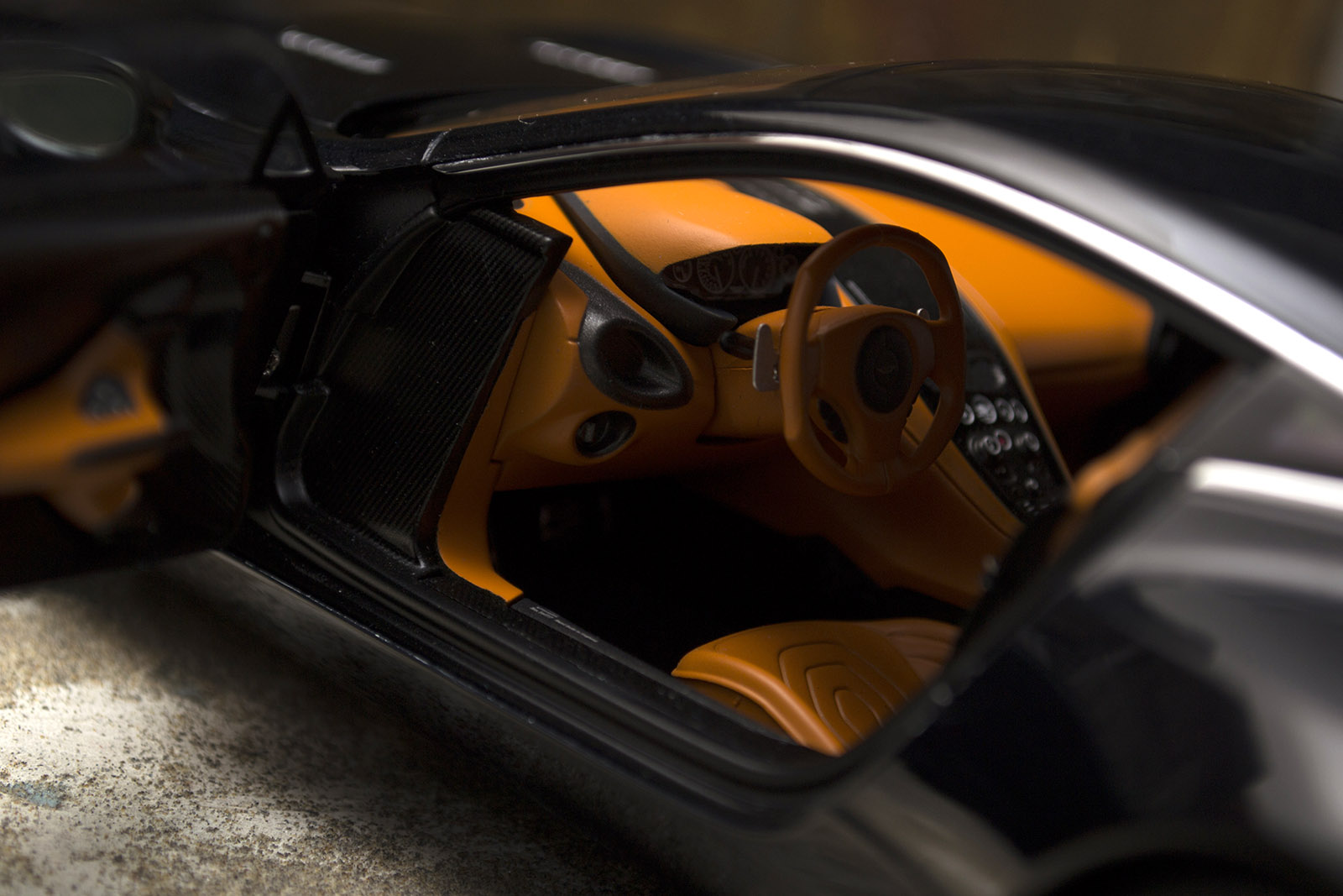 Aston Martin One-77 coupe 77 zwart pearl interieur oranje 1/18 Autoart