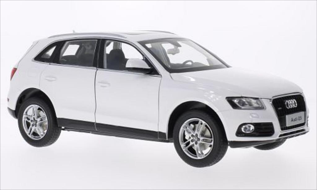 Audi Q5 1/18 Paudi wit 2014 modelauto