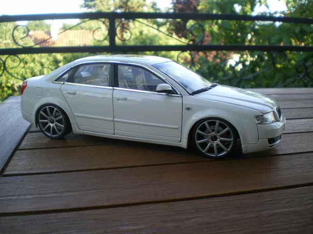 Audi A4 berline b6 s-line wit jantes 19 pouces 1/18 Minichamps
