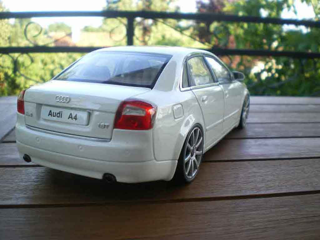 Audi A4 berline b6 s-line wit jantes 19 pouces 1/18 Minichamps
