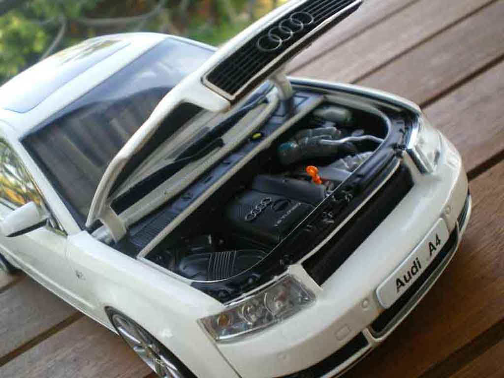 Audi A4 berline b6 s-line wit jantes 19 pouces 1/18 Minichamps