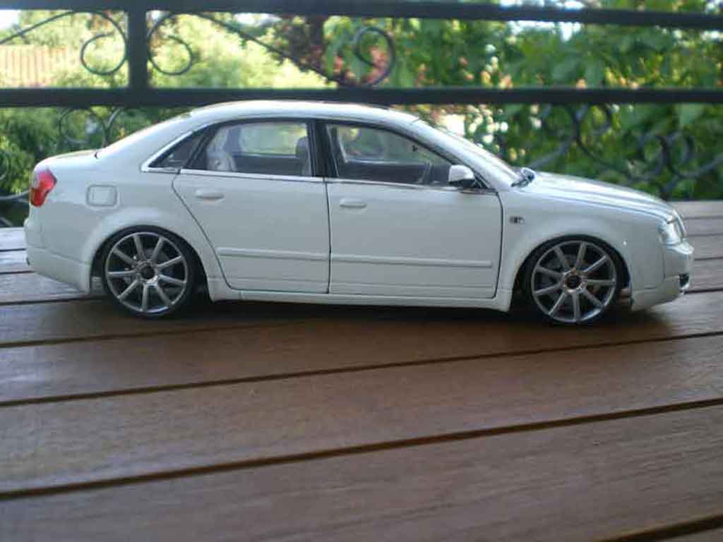 Audi A4 berline b6 s-line wit jantes 19 pouces 1/18 Minichamps