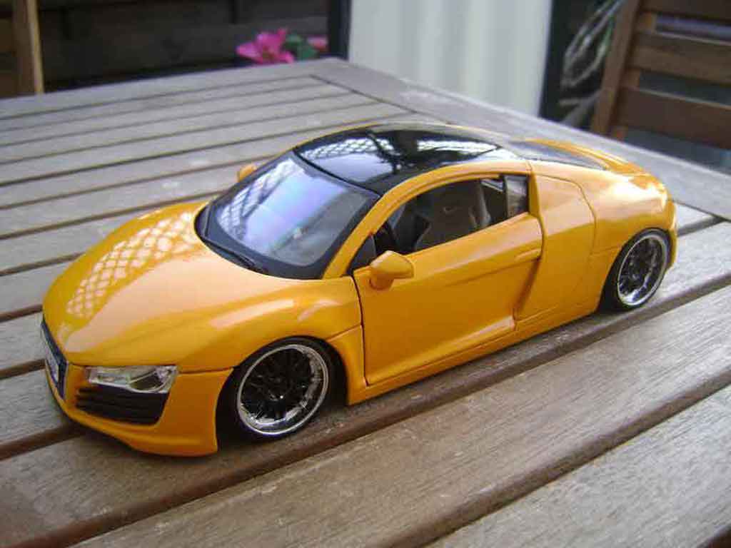 Audi R8 4.2 fsi . geel jantes 19 pouces zwarts 1/18 Maisto