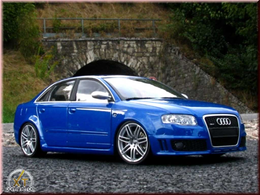 Audi RS4 berline blauw kit suspension rabaissee 1/18 Minichamps