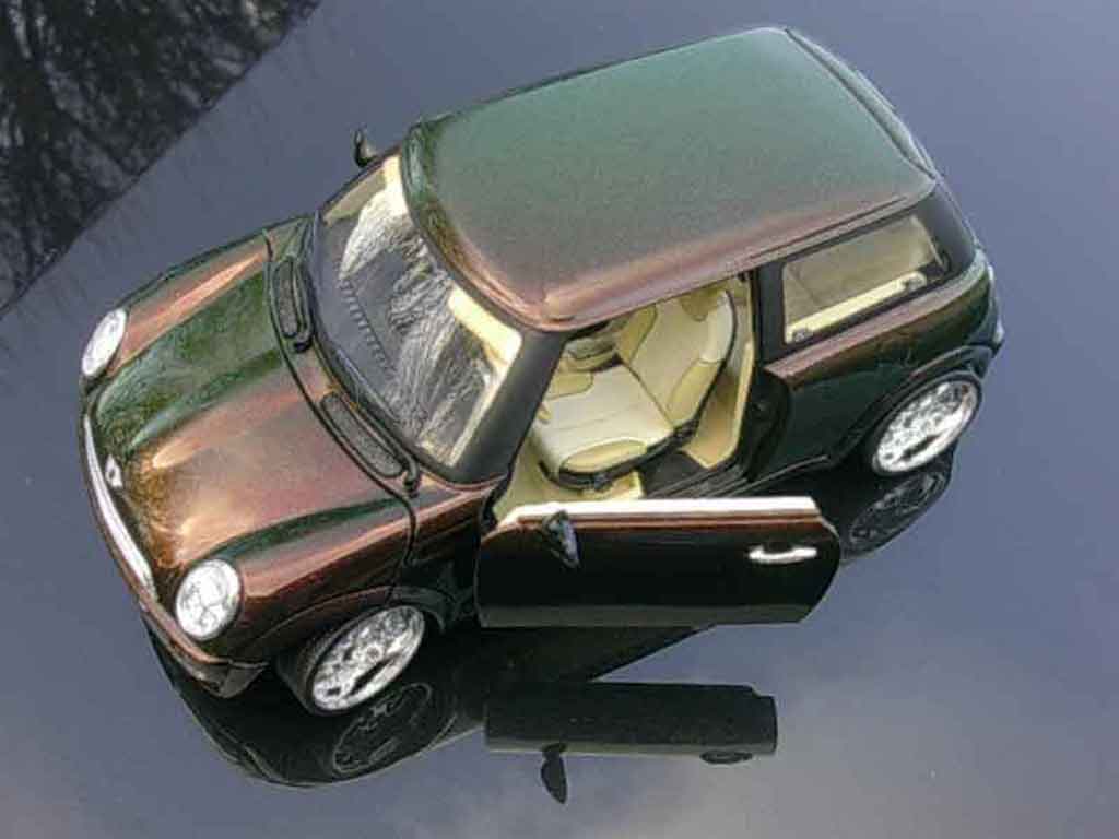 Mini One Base carat cameleon 1/18 Burago