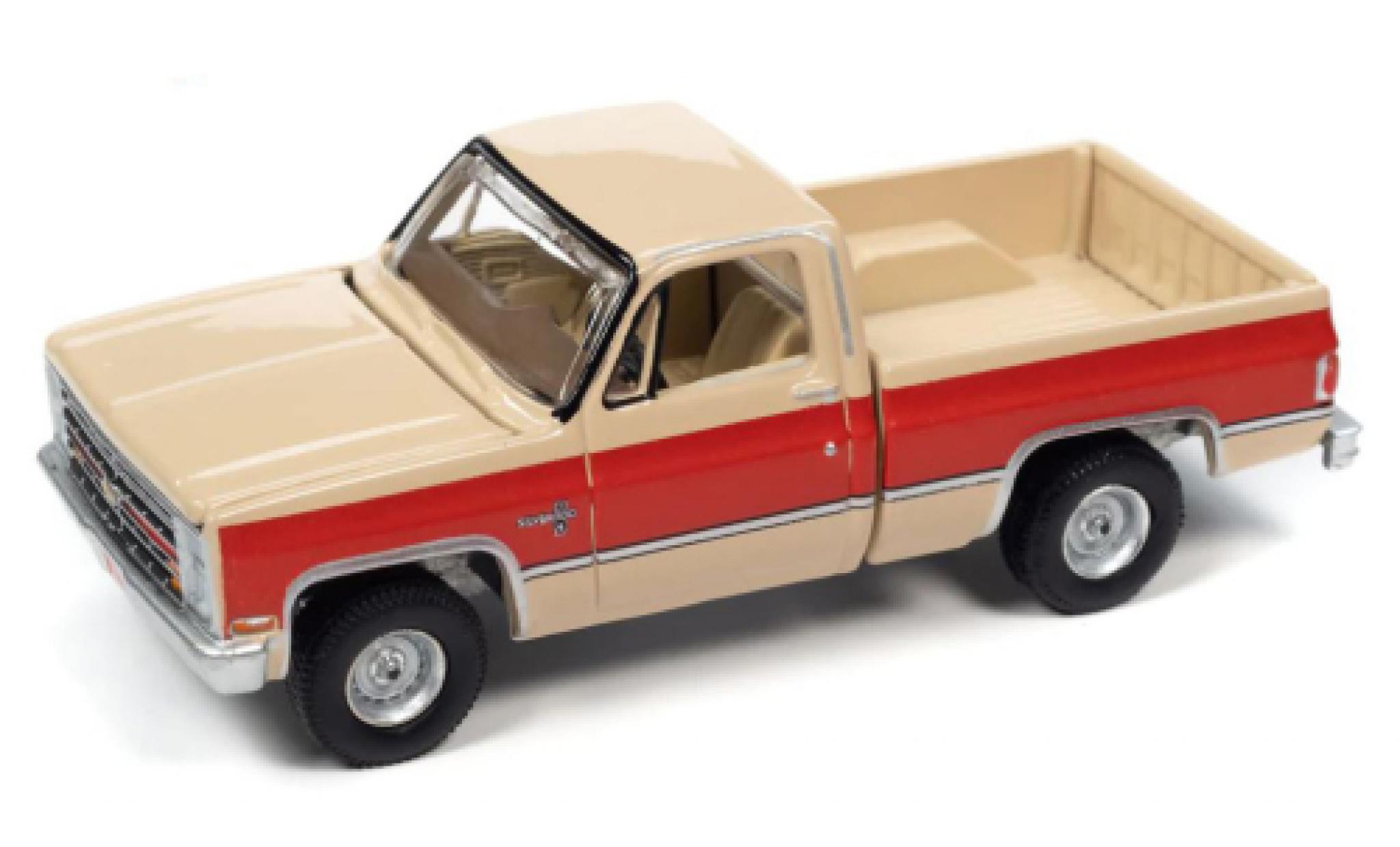 Chevrolet Silverado 1/64 Auto World R10 Fleetside beige/rood 1987 modelauto