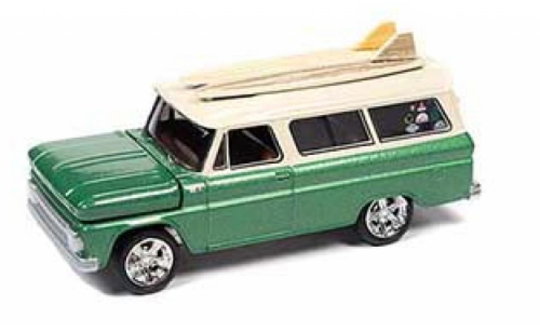 Chevrolet Suburban 1/64 Auto World metallic groen/beige clair 1965 modelauto