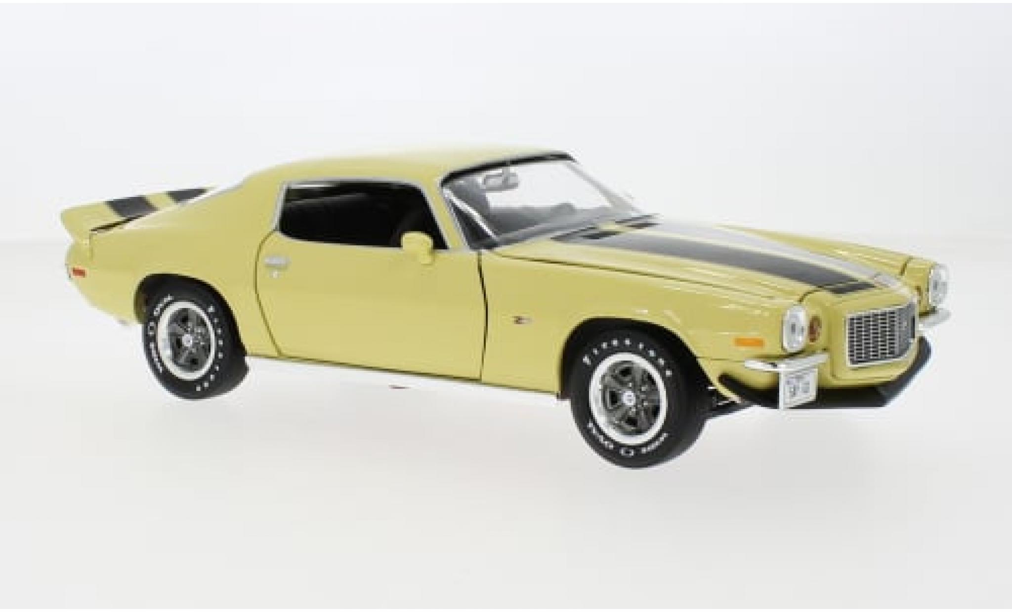 Chevrolet Camaro 1/18 Auto World RS/Z28 geel/zwart 1972 1:18 modelauto
