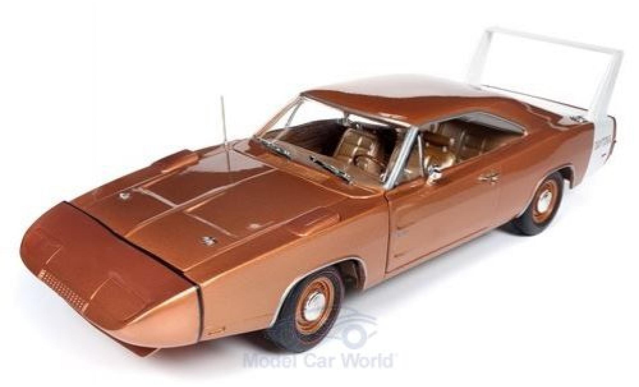 Dodge Charger 1/18 Auto World Daytona bronze/wit 1969 modelauto