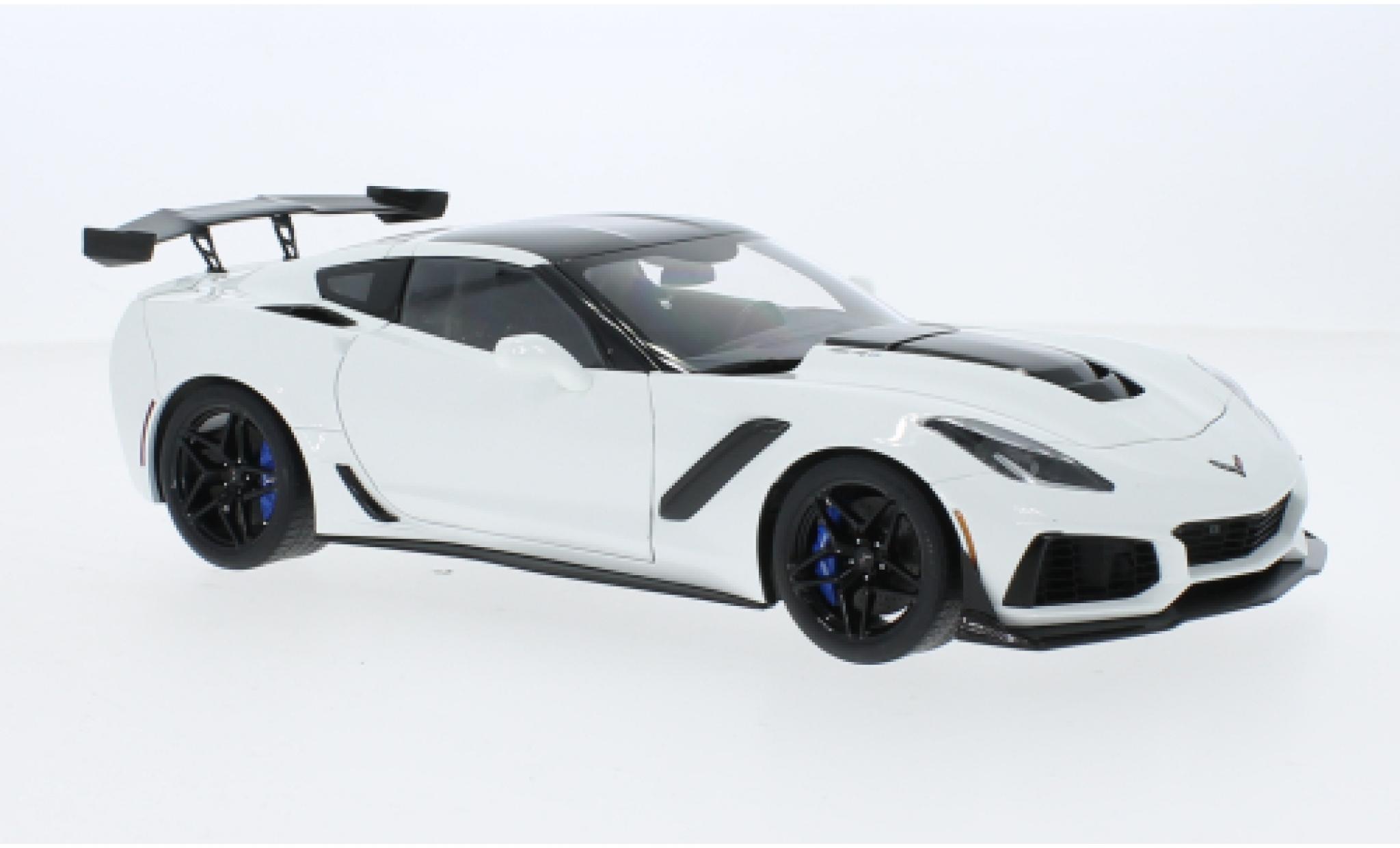 Chevrolet Corvette 1/18 AUTOart (C7) ZR1 wit 2019 modelauto