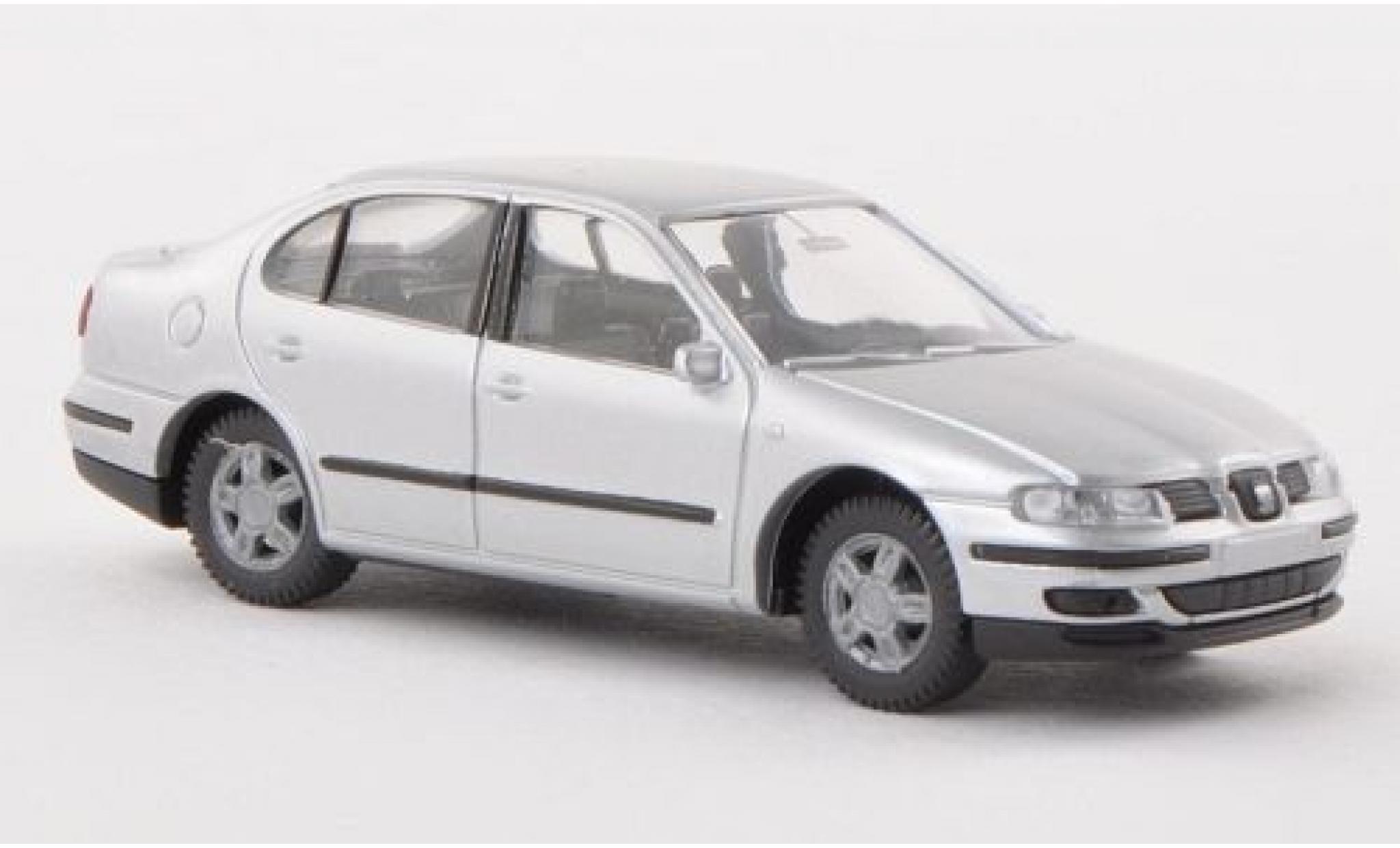 Seat Toledo 1/87 AWM II grijs sans Vitrine modelauto