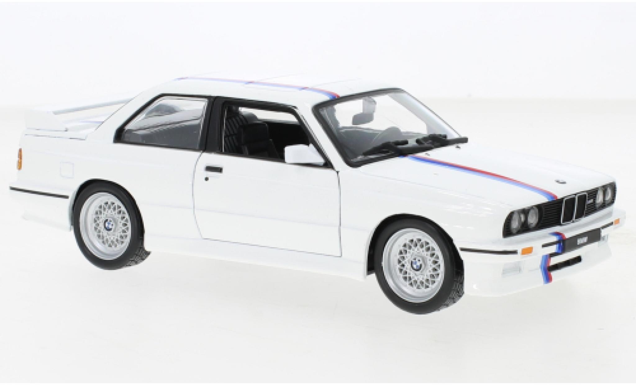 Bmw M3 1/24 Burago (E30) wit/D&eacute;corer 1988 modelauto